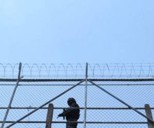 Un guarda del penal San Francisco Gotera vigila el 16 de febrero, 2017. En ese centro penitenciario habitan 1.122 pandilleros, más de 500 de ellos afirman haber abandonado las pandillas. AFP PHOTO / Marvin RECINOS