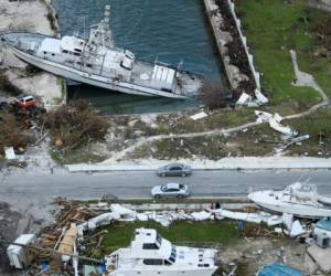 El huracán Dorian azotó las islas Bahamas el domingo con lluvias torrenciales y vientos cercanos a los 300 km/h.
