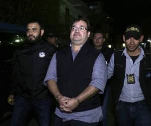 The handcuffed Javier Duarte (C), former governor of the Mexican state of Veracruz, is escorted by police following his arrest in Panajache municipality, Solola departament, Guatemala, 150 km west of Guatemala City on April 15, 2017. Duarte, a fugitive from justice suspected of embezzling hundreds of millions of dollars, will be processed for extradition to Mexico. / AFP PHOTO / JESUS MIRANDA
