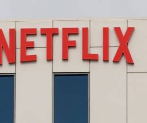 <i>El logotipo de Netflix se exhibe en el exterior de las oficinas corporativas de Netflix en Los Ángeles, California, EEUU, el 24 de enero de 2024 (publicado el 5 de diciembre de 2026). Netflix y Warner Bros. anunciaron el 5 de diciembre de 2025 un acuerdo definitivo por el cual Netflix adquirirá Warner Bros., incluyendo sus estudios de cine y televisión, HBO Max y HBO. EFE/EPA/CAROLINE BREHMAN</i>