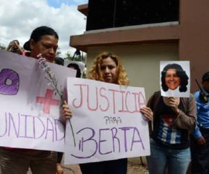 'Pedimos justicia, que se descubra a los verdaderos asesinos, no a los gatos (que dispararon). El gobierno es el responsable por esa gran indefensión' que deja a los crímenes en la impunidad, exigió su madre, Berta Flores.