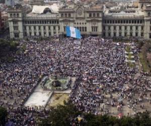 ¿Por qué la conmoción, el sobresalto, el motín o la revolución han favorecido al caricato? El sufragio tiene toda la apariencia de ser un voto bronca, que llevó a las urnas un 72%, récord, del censo, y más que preferir, descartaba.