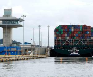 Atasco en Canal de Panamá: Un carguero pagó US$2,4 millones para saltarse la cola