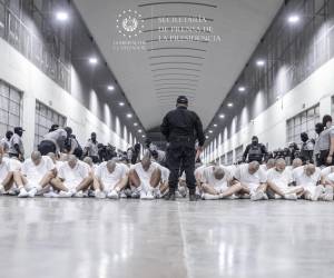 <i>El Cecot fue construido para recluir a parte de los más de 70.000 pandilleros detenidos bajo un régimen de excepción que fue decretado por la Asamblea Legislativa a petición de Nayib Bukele. Foto de cortesía</i>