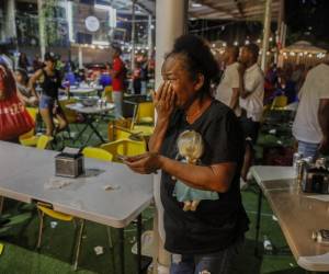 <i>Una mujer llora después de un tiroteo en un mercado en la Ciudad de Panamá mientras los fanáticos miraban el partido de fútbol final de la Copa Oro 2023 de Concacaf entre Panamá y México, el 16 de julio de 2023.Roberto CISNEROS / AFP</i>