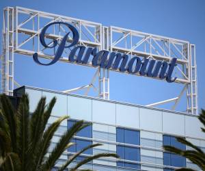 <i>Fotografía de archivo del 7 de agosto de 2025 de un cartel Paramount en Los Ángeles (EE.UU.). El conglomerado de medios Paramount Skydance, fruto de una reciente fusión, estudia comprar a su rival Warner Bros Discovery en su totalidad, según publicó este jueves The Wall Street Journal (WSJ).EFE/ EPA/Allison Dinner ARCHIVO</i>