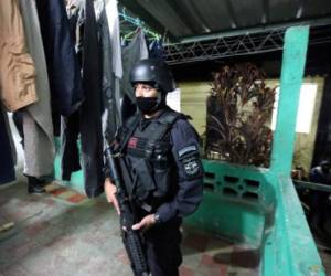 Un oficial de la Policía Nacional Civil de El Salvador hace guardia en la operación 'Libertad' en la búsqueda de miembros de la MS13, en Santa Tecla, El Salvador. AFP PHOTO