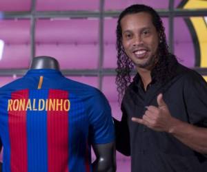 Brazilian football star Ronaldinho poses during his official presentation as new FC Barcelona ambassador at the Camp Nou stadium in Barcelona on February 3, 2017. / AFP PHOTO / Josep Lago