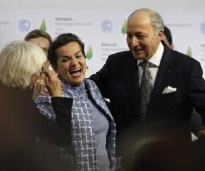 La costarricense Christiana Figueres, secretaria de la Convención Marco de Naciones Unidas sobre el Cambio Climático (CMNUCC) y el canciller francés Laurent Fabius han sido, tal vez, los dos grandes hacedores del acuerdo. (Foto: AFP).