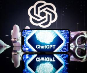 <i>Esta fotografía tomada el 23 de enero de 2023 en Toulouse, suroeste de Francia, muestra pantallas con los logotipos de OpenAI y ChatGPT. - ChatGPT es una aplicación de software de inteligencia artificial conversacional desarrollada por OpenAI. (Foto de Lionel BONAVENTURE / AFP)</i>