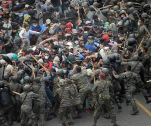 Soldados y policías de Guatemala forman una barricada humana y lanzan gases lacrimógenos para detener a los migrantes hondureños en Chiquimula.. (Photo by Johan ORDONEZ / AFP)