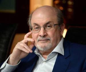 El esctritor Salman Rushdie fue apuñalado durante un acto en Nueva York