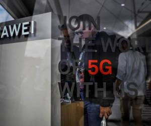 People visit the stand of Chinese telecom giant Huawei during the Web Summit in Lisbon on November 6, 2019. - Europe's largest tech event Web Summit is held at Parque das Nacoes in Lisbon from November 4 to November 7. (Photo by PATRICIA DE MELO MOREIRA / AFP)