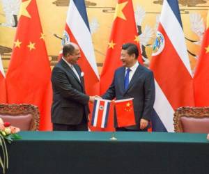 El presidente de Costa Rica, Luis Guillermo Solís, se trajo algunas promesas y compromisos en su reciente visita a China. En la imagen, con el presidente chino, Xi Jinping. (Foto: Archivo).