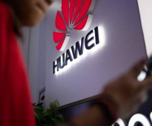 El empresario Ren Zhengfei, fundador del gigante chino de las telecomunicaciones Huawei, acusado por Estados Unidos de espionaje, aseguró este martes en Davos que confía en la 'superviviencia' del grupo pese a las sanciones de Estados Unidos. Foto AFP