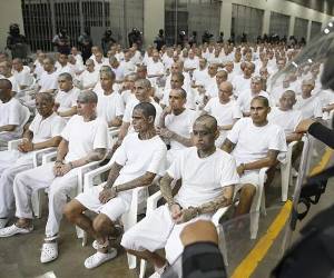 A través de pantallas, los pandilleros juzgados pueden seguir desde el Cecot (a las afueras de la capital) las instancias del megajuicio que concreta sus actuaciones en un juzgado ubicado en San Salvador. (Foto: EFE)