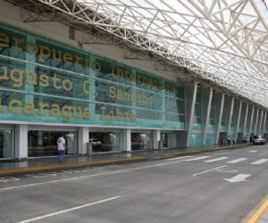 Una de las nuevas normas que según el Cosep se estableció es que ya no se permite el paso de grupos familiares a la ventanilla de Migración, sino que debe hacerlo cada miembro de manera individual. (Foto: aeropuertos.net).