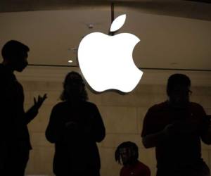 NEW YORK, NY - JANUARY 3: Employees stand in an Apple retail store in Grand Central Terminal, January 3, 2019 in New York City. U.S. stocks dropped again on Thursday after Apple warned that its first-quarter sales would be less than expected. Drew Angerer/Getty Images/AFP