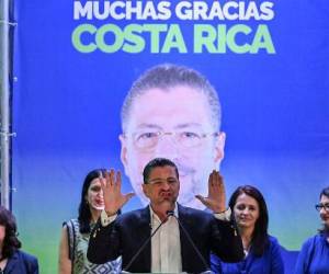 El candidato presidencial Rodrigo Chaves, del Partido Progreso Social Democrático (PPSD), asume la presidencia ayer por la noche en San José. El próximo 8 de mayo será el próximo presidente de Costa Rica luego de vencer en el balotaje del domingo, y deberá buscar alianzas en el Parlamento (Photo by Luis ACOSTA / AFP)