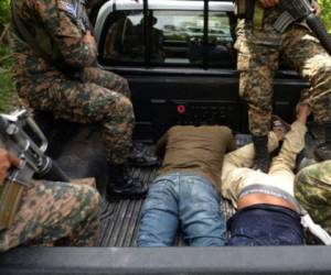 Soldados capturan a miembros de la Mara Salvatrucha el pasado 7 de junio de 2016, en un operativo en Quezaltepeque.Marvin RECINOS / AFP