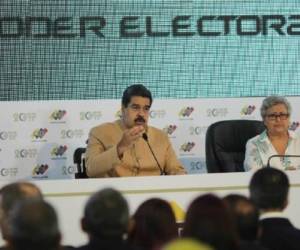 Maduro convocó a la Constituyente sin consulta previa a los venezolanos, como sí ocurrió en 1999, aunque propuso un referendo para aprobar la nueva Carta Magna. (Foto: AFP).