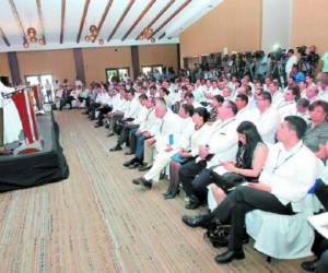 Aunque el Presidente clama en todos los foros y llama al capital nacional e internacional a invertir en el país, muchas gestiones se estrellan en burocracia y actitud de servidores públicos. (Foto: elheraldo.hn).