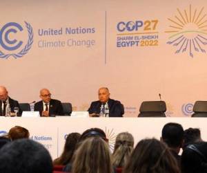 (De izquierda a derecha) El oficial de comunicaciones sobre cambio climático de la ONU, Alexander Saier, el secretario ejecutivo sobre cambio climático de la ONU, Simon Stiell, y el presidente de la COP27, Sameh Shoukry, escuchan preguntas luego de la ceremonia de apertura de la Conferencia de las Naciones Unidas sobre el Cambio Climático de 2022, más conocida como COP27, en el Centro Internacional de Convenciones de Sharm El Sheikh, en el balneario egipcio del mismo nombre en el Mar Rojo. - La cumbre climática COP27 de la ONU comenzó en Egipto con advertencias contra el retroceso en los esfuerzos para reducir las emisiones y llama a las naciones ricas a compensar a los países pobres después de un año de desastres climáticos extremos. (Foto de JOSEPH EID / AFP)