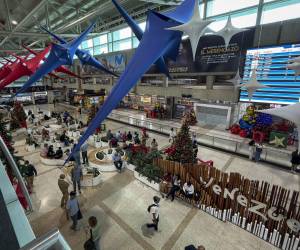 Personas esperan en el aeropuerto internacional Simón Bolívar, que sirve a Caracas, en Maiquetía (Venezuela). EFE/ Miguel Gutiérrez