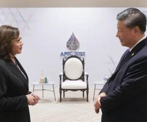 Kamala Harris se reúne con Xi Jinping y pide comunicación abierta entre EEUU y China