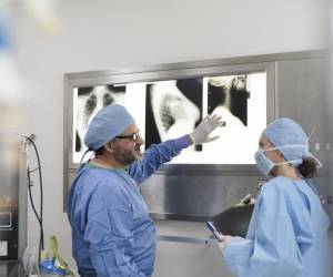 La inversión prevé mejoras en las áreas de promoción de la salud y la prevención de enfermedades, su diagnóstico y tratamiento y los cuidados paliativos para garantizar el mayor nivel posible de salud y bienestar a la población. Foto de HRAUN / Getty Images