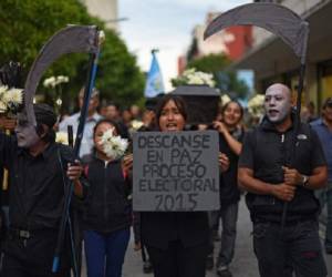 A juicio del autor, las centroamericanas son sociedades entrañables, desgarradas por pobreza, violencia y corrupción, impulsadas por la emigración, instaladas en una democracia inacabada pero resistente. (Foto: AFP).