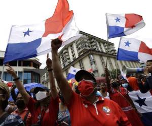 Miembros del Sindicato de Maestros se concentran frente a la escuela República de Venezuela tras finalizar una huelga nacional que pedía por el congelamiento del combustible y la baja en los precios de los medicamentos y la comida, el 01 de agosto de 2022 en Ciudad de Panamá (Panamá). EFE/Bienvenido Velasco