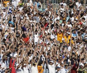 <i>Hinchas del Real Madrid celebran este domingo, durante un partido del Mundial de Clubes entre Real Madrid y Pachuca en el estadio Bank of America de Charlotte (Estados Unidos). EFE/ André Coelho</i>
