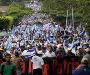Nicaragüenses marchan en repudio a canal interoceánico. Organizadores calcularon unas 15.000 personas. (Fotos: AFP).