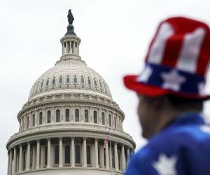 <i>Un miembro del público con un disfraz temático de la bandera de EE.UU. se encuentra fuera del Capitolio en Washington, DC, EE.UU., 02 de julio de 2025. EFE/WILL OLIVER</i>