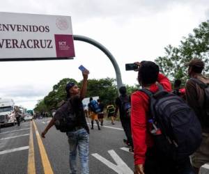 Después de recorrer más de 217km, la Caravana Migrante entró al estado de Veracruz por el poblado de Jesús Carranza para continuar su camino hacia Coatzacoalcos. A las entradas del estado se observaba un operativo de Guardia Nacional, Instituto Nacional de Migración (INM), SEDENA, Fuerza Civil y policías estatal. FOTO: GALO CAÑAS/CUARTOSCURO.COM