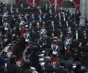 <i>El diputado por el opositor partido Compromiso, Renovación y Orden (CREO), Luis Alberto Contreras (c), camina por el salón de sesiones del Palacio Legislativo este miércoles, en Ciudad de Guatemala (Guatemala). Contreras asumió la presidencia de la Junta Directiva del unicameral Congreso de Guatemala para el periodo 2026-2027. EFE/ Alex Cruz</i>