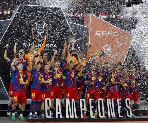 <i>Jugadores del FC Barcelona levantan el trofeo de campeón este domingo, tras la final de la Supercopa de España entre el FC Barcelona y el Real Madrid en el estadio Ciudad Deportiva del Rey Abdalá de Yeda (Arabia Saudí). EFE/ Kai Försterling</i>