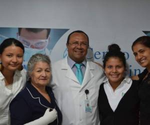 El doctor Arturo Gómez, director de Investigación Clínica del CMC, con pacientes del Programa Células Madre. (Foto: Cortesía)