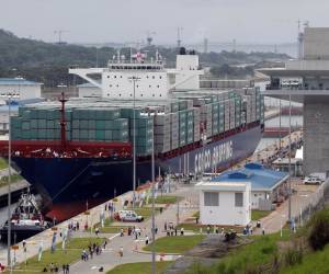<i>Fotografía de archivo, tomada el 26 de junio de 2016, del paso inaugural del buque Cosco Shipping Panamá por la esclusa de Agua Clara del ampliado Canal de Panamá, en la capital panameña. EFE/Alejandro Bolívar</i>