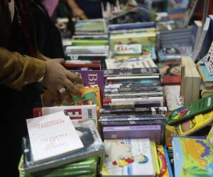 <i>Una persona selecciona libros en la Feria Internacional del Libro de Panamá este lunes, en Ciudad de Panamá (Panamá). Con Marruecos como país invitado arrancó la XXI Feria Internacional del Libro (FIL 2025), que por primera ocasión durará una semana completa con la aspiración de superar la cantidad de visitantes de la pasada edición, informaron sus organizadores. EFE/ Bienvenido Velasco</i>