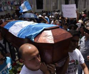 Quemando mouñecos que representaban a congresistas, además de colocar un ataúd y flores mortuorias frente al Congreso, los manifestantes lanzaron consignas para repudiar la acción de los diputados, a la que calificaron como un 'Pacto de Corruptos'.