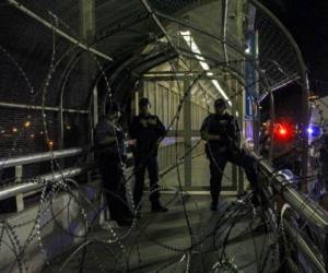 US Agents of the Customs and Border Protection Office keep the Paso del Norte International Bridge closed during a surprise operation to prevent users from crossing to El Paso, Texas, from Ciudad Juarez, Chihuahua state, Mexico, on August 16, 2019. (Photo by HERIKA MARTINEZ / AFP)