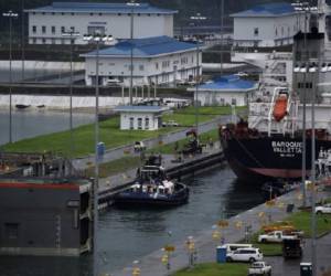 View of the cargo ship Baroque crossing the Agua Clara Locks during a second day test of this Panama Canal lock in the Atlantic Ocean, near Colon, 90 km from Panama City on June 10, 2016. / AFP PHOTO / RODRIGO ARANGUA