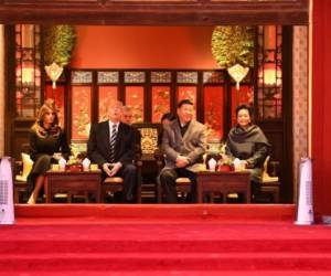 El presidente de EE.UU., Donald Trump, mira hacia arriba junto a la Primera Dama, Melania Trump, y presidente de China, Xi Jinping, junto a su esposa Peng Liyuan en el tour en la Ciudad Prohibida. AFP PHOTO / Jim WATSON