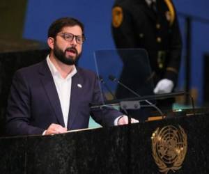 NUEVA YORK, NUEVA YORK - 20 DE SEPTIEMBRE: El presidente de Chile, Gabriel Boric, habla en la 77ª sesión de la Asamblea General de las Naciones Unidas (AGNU) en la sede de la ONU el 20 de septiembre de 2022 en la ciudad de Nueva York. Luego de dos años de celebrar la sesión de manera virtual o en formato híbrido, se espera que 157 jefes de Estado y representantes de gobierno asistan personalmente a la Asamblea General. Michael M. Santiago/Getty Images/AFP (Foto de Michael M. Santiago / GETTY IMAGES NORTH AMERICA / Getty Images vía AFP)