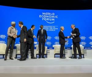 Paul Polman (derecha), con otros invitados del Foro de Davos. (Foto: AFP).