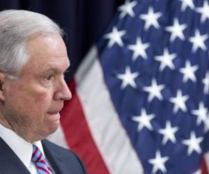 El Fiscal General de EE.UU., Jeff Sessions, señaló: “debemos reconocer que las pandillas tradicionales como la MS-13 se han aprovechado de nuestras fronteras debilitadas y de las fallas en las leyes previas de inmigración” por lo que instó a un cambio en las política migratoria. Tasos Katopodis/Getty Images/AFP