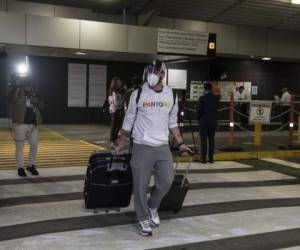 People arrive at Juan Santamaria airport in San Jose, Costa Rica, August 3, 2020, amid the coronavirus pandemic. - Costa Rica received the first commercial flight since the start of the covid-19 pandemic, the arrival of a plane from Spain with more than 200 passengers. The Iberia plane is the first commercial flight since the Central American country closed its borders for the entry of foreigners in March, when the first cases of the new coronavirus were detected. (Photo by Ezequiel BECERRA / AFP)