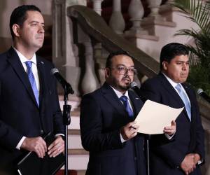 <i>El secretario de Estado en Comunicación y Estrategia, José Augusto Argueta (c), habla junto al ministro de Finanzas de Honduras, Emilio Hernández (i), y el presidente del Banco Central de Honduras, Roberto Lagos, durante una rueda de prensa este martes, en Tegucigalpa (Honduras). Una misión del Fondo Monetario Internacional (FMI) llegará a Honduras este próximo febrero para analizar las posibilidades de obtener financiación de cara a proyectos estatales, según anunciaron la noche de este martes dos nuevos funcionarios del Gobierno de Nasry Asfura, que hoy tomó posesión como presidente. EFE/ Carlos Lemos</i>